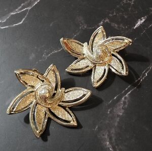 Vintage ART Gold Tone Flower Clip-On Earrings – Signed